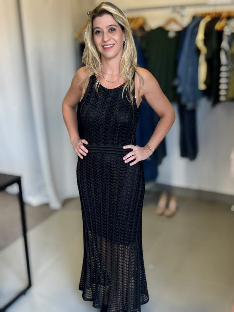 Vestido longo preto de tricô da coleção MASÔ, vestido por uma cliente na loja