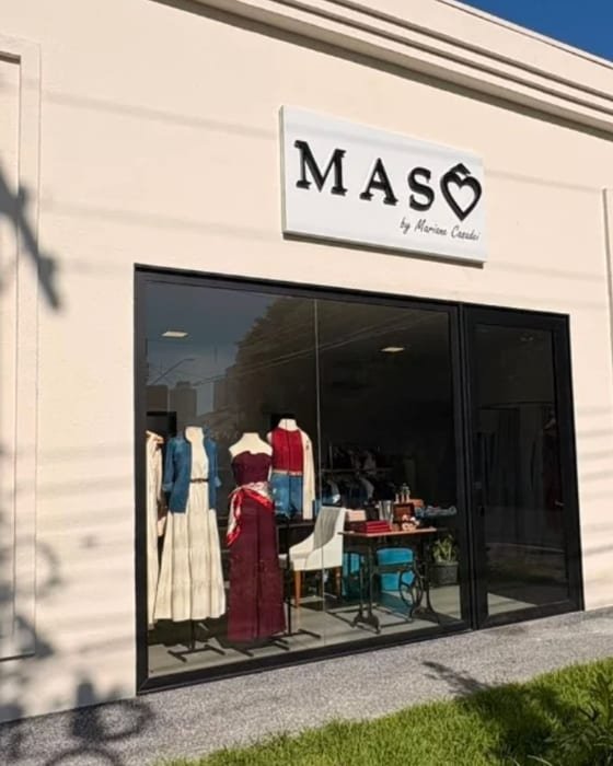 Fachada da loja MASÔ by Mariane Casadei, com a placa e a vitrine de manequins